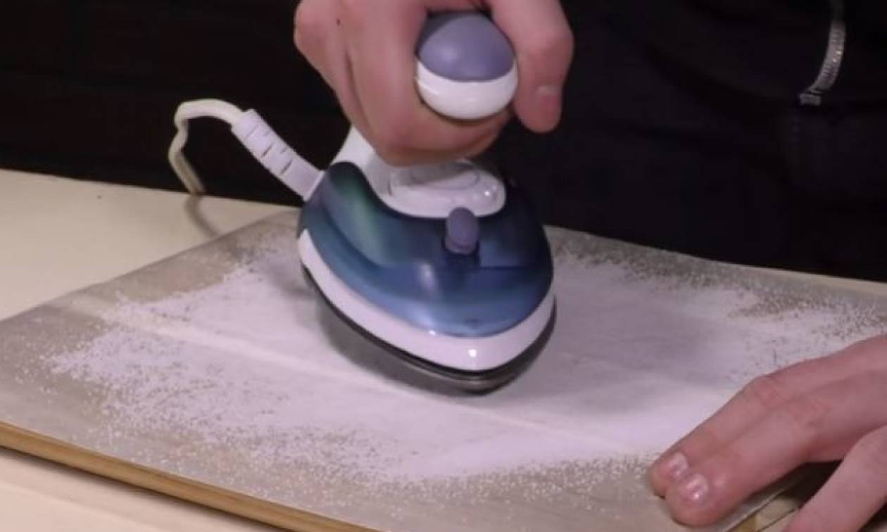 Απίστευτο: Μόλις μάθετε γιατί αυτός ο άνδρας σιδερώνει το… αλάτι, θα το κάνετε και εσείς! (video)