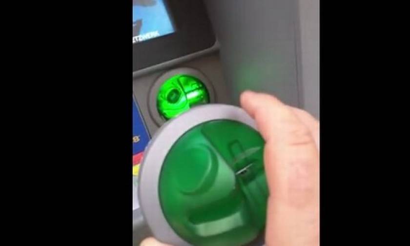 Βίντεο - σοκ: Δείτε πώς κλέβουν τις κάρτες από τα ΑΤΜ