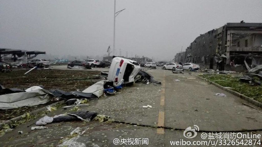 Κίνα: Συγκλονιστικά βίντεο από τον τυφώνα που σκότωσε 78 άτομα – Εκατοντάδες τραυματίες (photos)