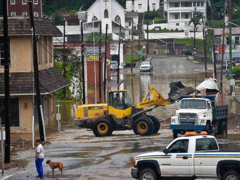 ΗΠΑ: Τουλάχιστον 20 νεκροί από τις πλημμύρες στη Δυτική Βιρτζίνια (pics+vid)