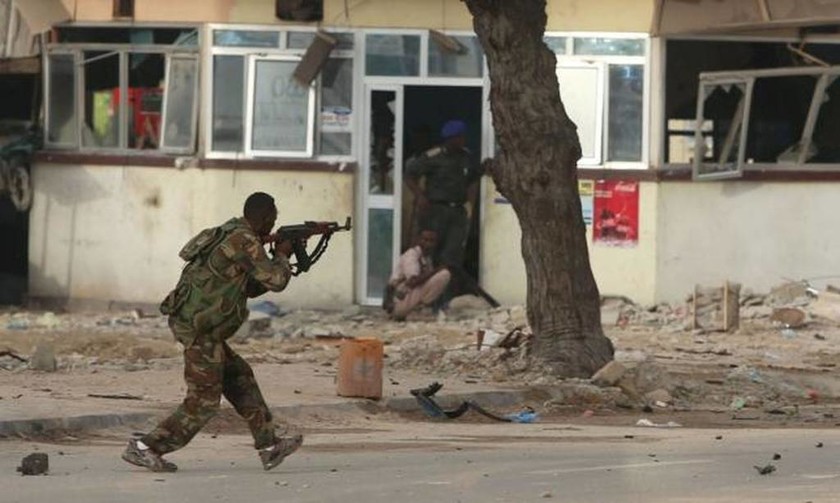 Σομαλία: Τουλάχιστον 15 νεκροί από την επίθεση σε ξενοδοχείο στη Μογκαντίσου (pics)