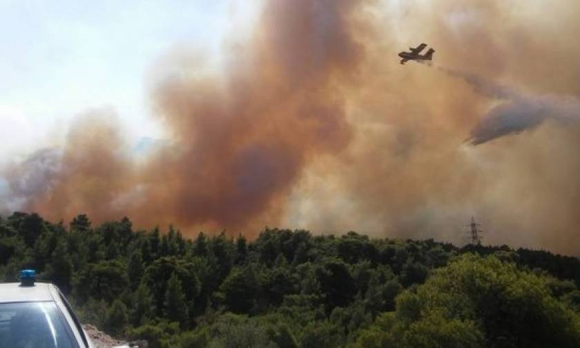 Φωτιά Δερβενοχώρια: Σε δύο μεγάλα μέτωπα μαίνεται η μεγάλη πυρκαγιά