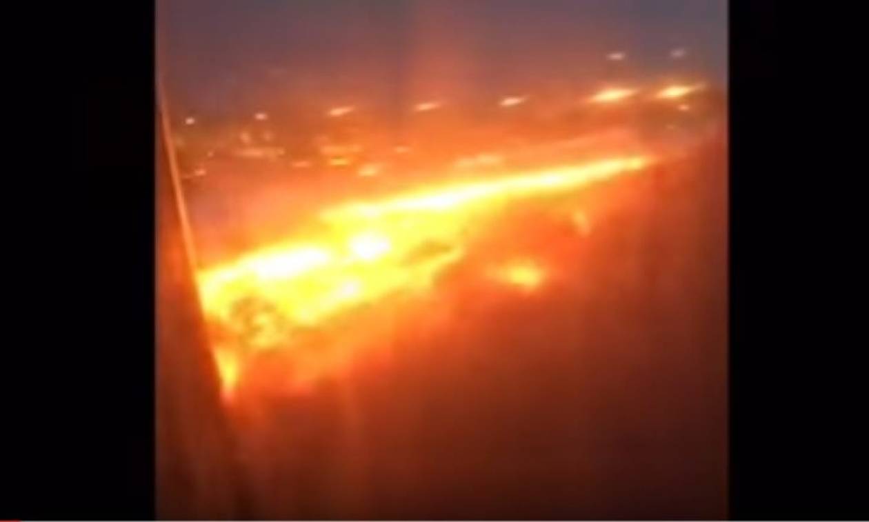 Θρίλερ στον αέρα: Στις φλόγες επιβατηγό αεροπλάνο κατά τη διάρκεια της προσγείωσης (Vid & Pics)