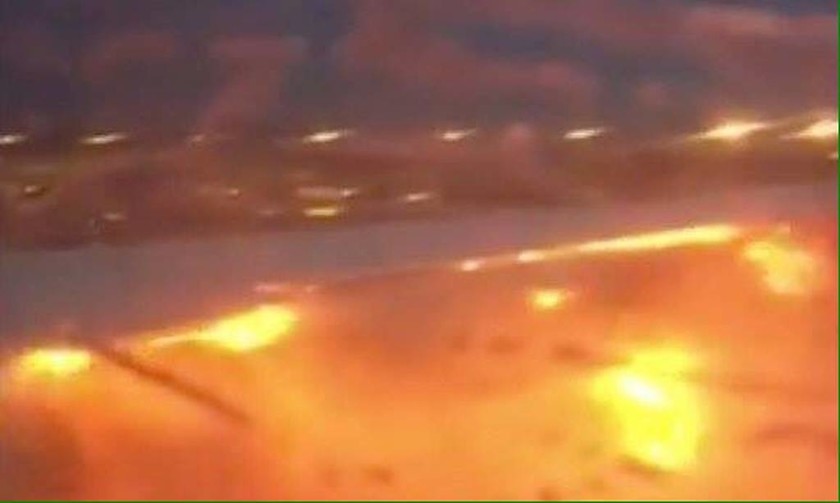 Θρίλερ στον αέρα: Στις φλόγες επιβατηγό αεροπλάνο κατά τη διάρκεια προσγείωσης (Vid & Pics)