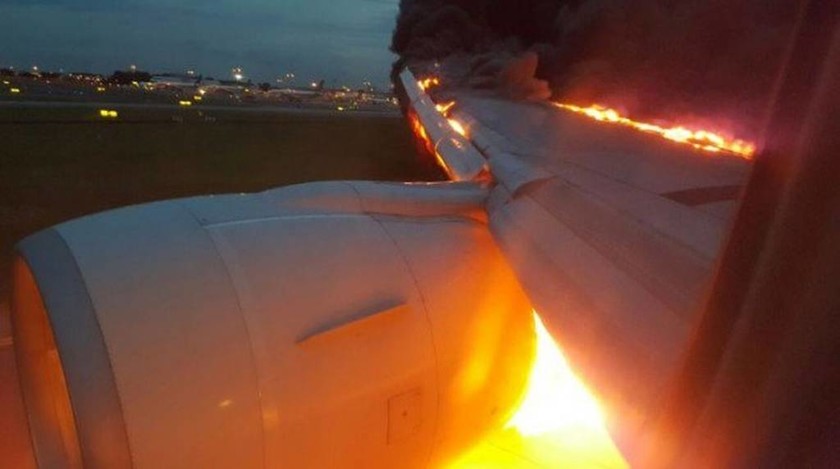 Θρίλερ στον αέρα: Στις φλόγες επιβατηγό αεροπλάνο κατά τη διάρκεια προσγείωσης (Vid & Pics)