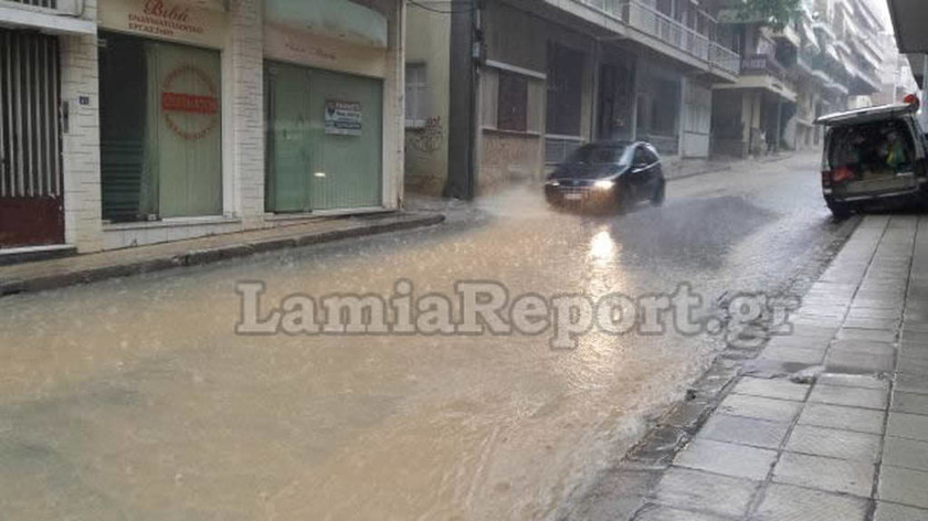 Καιρός: Καταιγίδα και χαλάζι «κύκλωσαν» την πόλη της Λαμίας (pics)