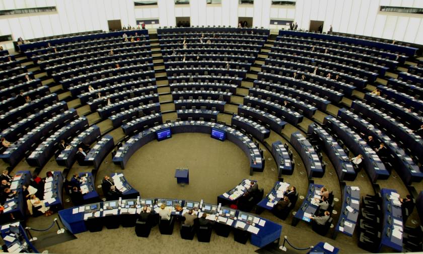 Brexit: Θυελλώδης συνεδρίαση στο Ευρωκοινοβούλιο - Βολές από Φάρατζ και Λεπέν
