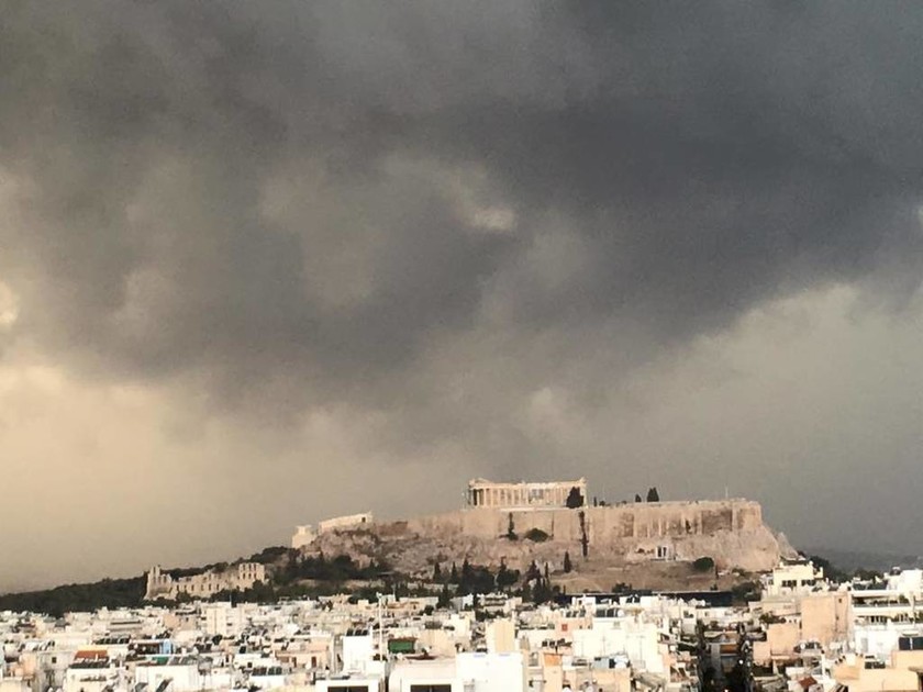 Σαρώνουν στο Facebook οι φωτογραφίες από την κακοκαιρία στην Αθήνα 