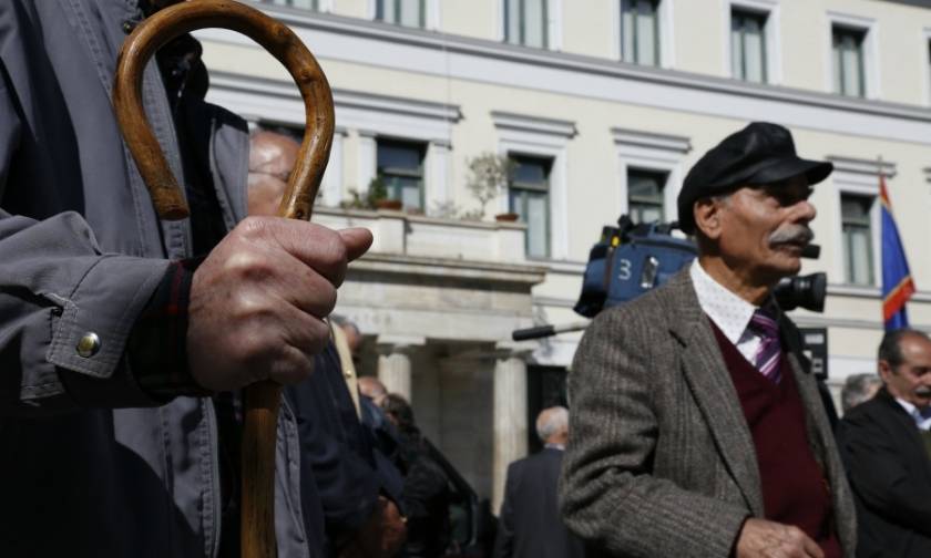 «Αριστερή» ληστεία για χιλιάδες συνταξιούχους: Από 810 στα 420 ευρώ η σύνταξη