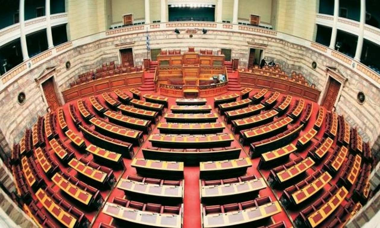 Εκλογικός νόμος: Απλή αναλογική και ψήφο στα 17 προτείνει η κυβέρνηση