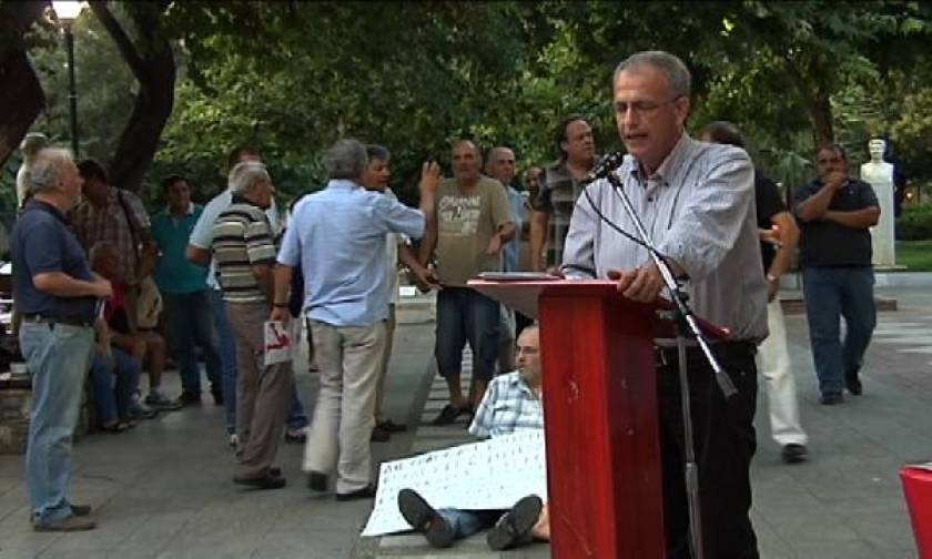 Γιούχαραν βουλευτή του ΣΥΡΙΖΑ στον Βόλο - Αγανακτισμένος πολίτης κάθισε στο έδαφος (photo-video)