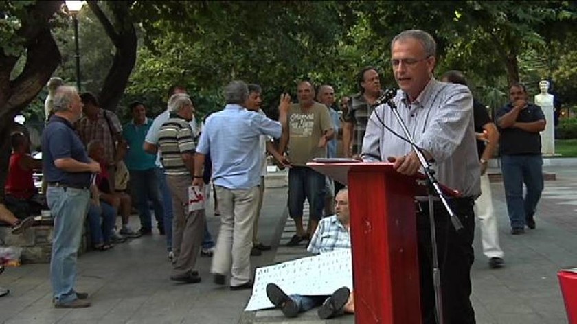 Γιούχαραν βουλευτή του ΣΥΡΙΖΑ στον Βόλο - Αγανακτισμένος πολίτης κάθισε στο έδαφος (photo-video)