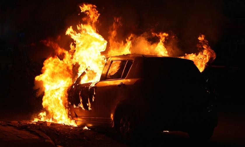 Ηράκλειο: Στις φλόγες τυλίχθηκε σταθμευμένο αυτοκίνητο στο κέντρο της πόλης