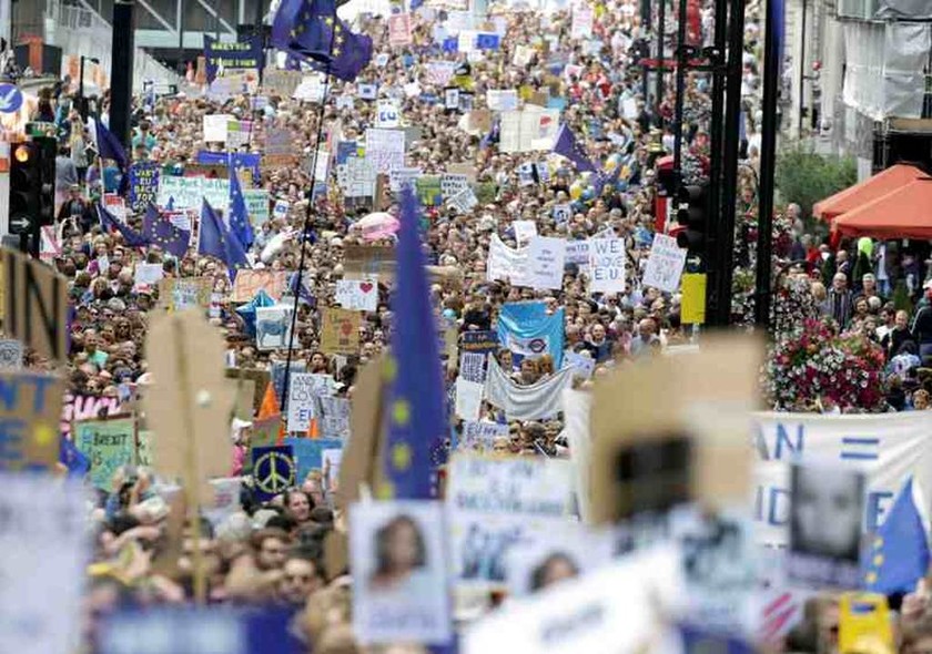 Χιλιάδες άνθρωποι διαδήλωσαν στο Λονδίνο κατά του Brexit (pics)