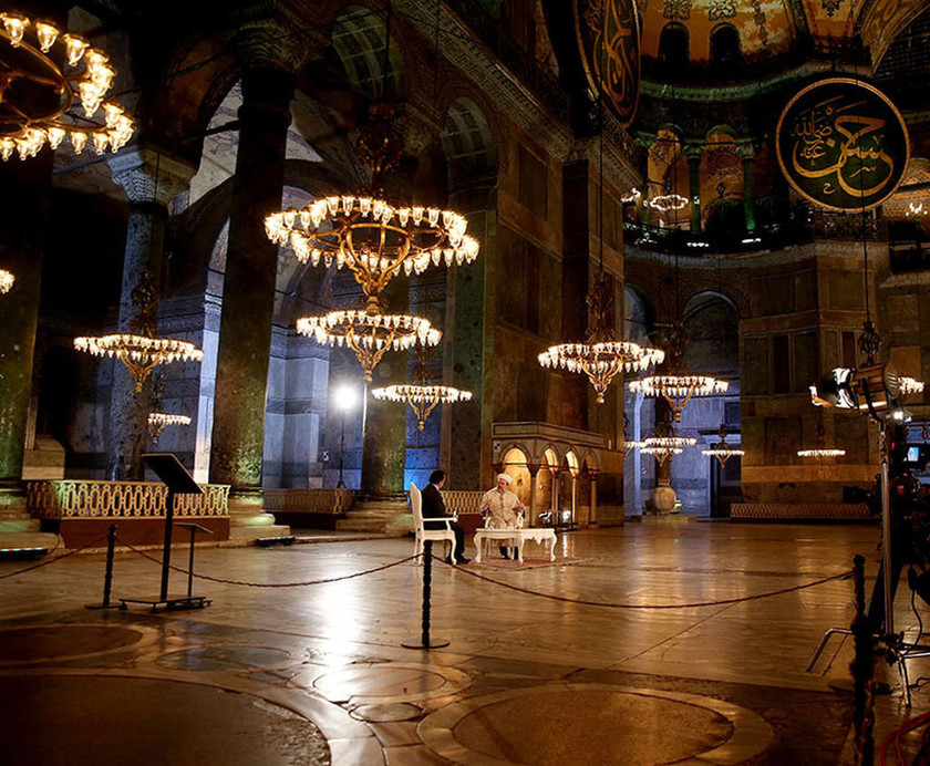 Σοκ: Και τυπικά τζαμί η Αγία Σοφία - Μουεζίνης απαγγέλλει προσευχή μέσα από το Ναό!