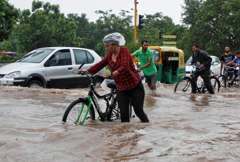 Φονικές πλημμύρες πλήττουν την Ινδία - Δεκάδες αγνοούμενοι (pics+vid)