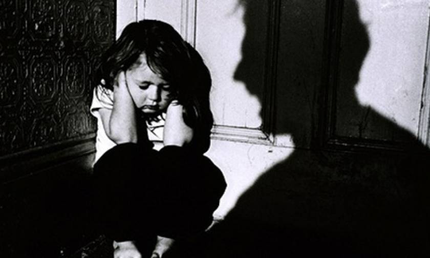 Φρίκη στο Βελεστίνο: Πα-τέρας κρατούσε φυλακισμένες τις κόρες του