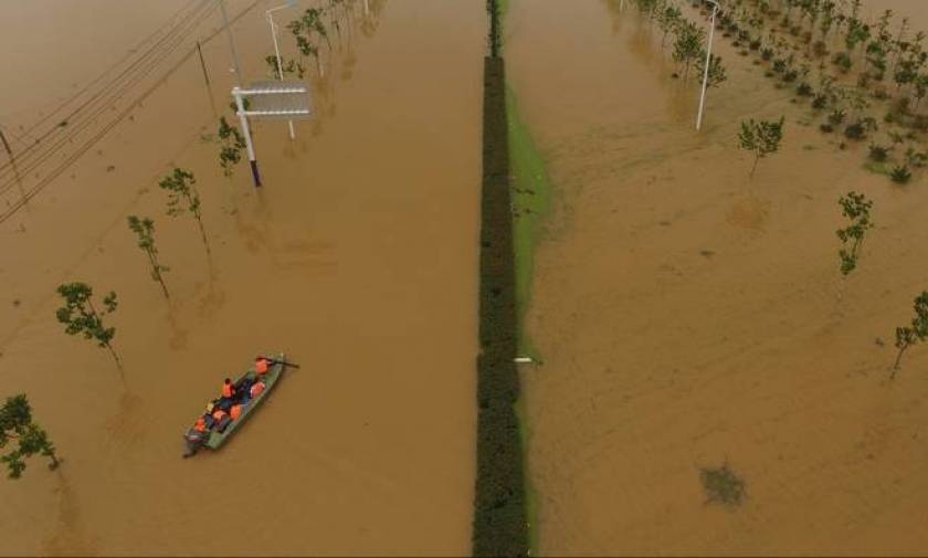 Φονικές πλημμύρες στην Κίνα: Τουλάχιστον 93 νεκροί – Πάνω από 700.000 οι εκτοπισμένοι (videos)