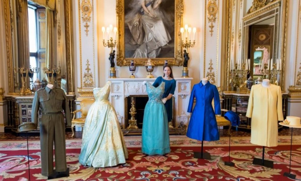 Βρετανία: Έκθεση με τα ρούχα της Ελισάβετ στο παλάτι του Μπάκιγχαμ