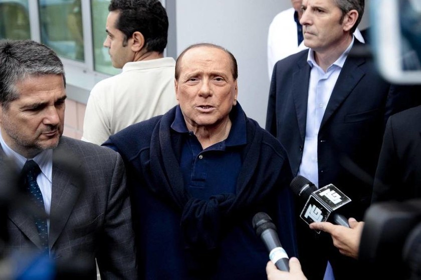 Ιταλία: Eμφανώς καταπονημένος o Σίλβιο Μπερλουσκόνι πήρε εξιτήριο από το νοσοκομείο (Pics)