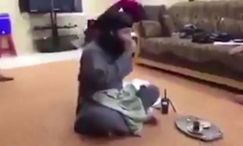 Βίντεο σοκ: Τζιχαντιστές γελάνε, ενώ δίπλα τους βιάζεται μια γυναίκα