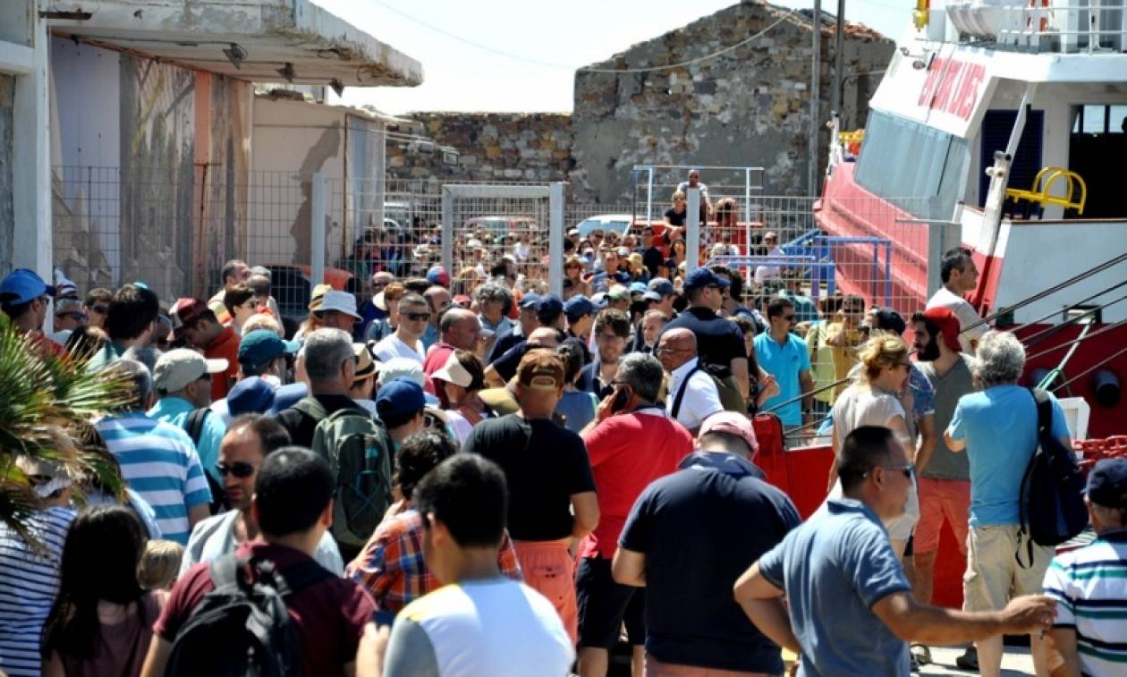 Λιποθυμίες και ένταση στη Χίο: Τούρκοι τουρίστες εγκλωβίστηκαν στο λιμάνι (vid)