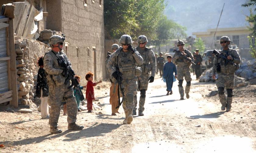 Ο Ομπάμα αλλάζει (πάλι) την πολιτική του στο Αφγανιστάν - Θα διατηρήσει 8.400 στρατιώτες