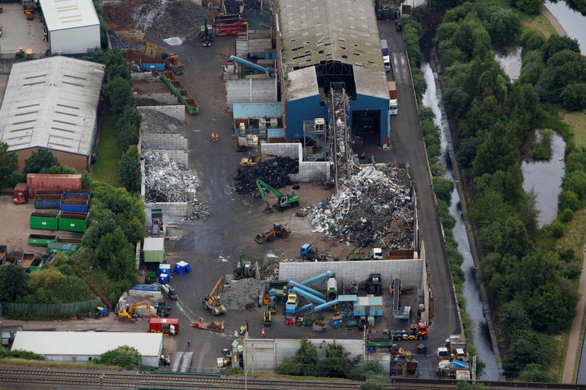 Βρετανία: Φριχτός θάνατος για πέντε εργάτες σε εργοστάσιο ανακύκλωσης μετάλλων (Vids & Pics)