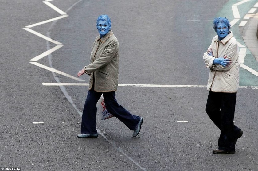 Εντυπωσιακό! Βρετανική πόλη «πλημμύρισε» από μπλε ανθρώπους - Τι συνέβη; (pics+vid)