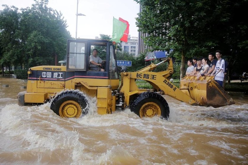 Κίνα: Στο έλεος των πλημμυρών - Τουλάχιστον 160 νεκροί (pics+vid)