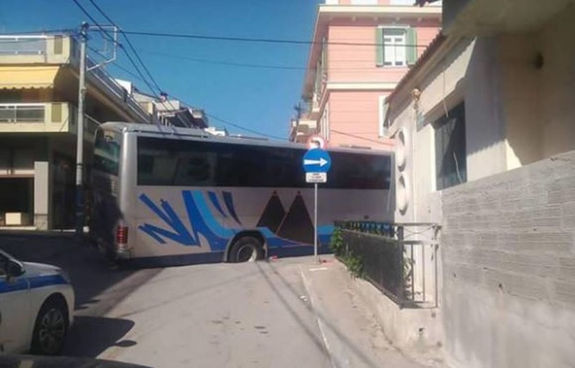 Χαλκιδική: Λεωφορείο vs λακκούβα σημειώσατε... 2! (pics)