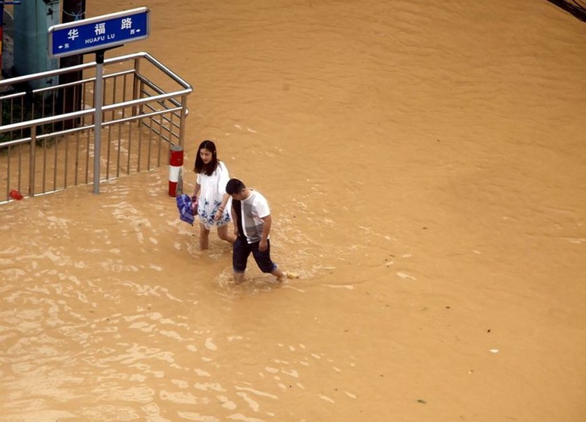 Φονικός τυφώνας σάρωσε την Κίνα - Τουλάχιστον 6 νεκροί  (pics+vid)