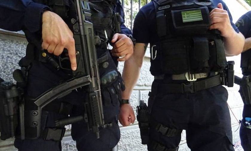 Δέκα συλλήψεις από έφοδο της ΕΚΑΜ στα Εξάρχεια