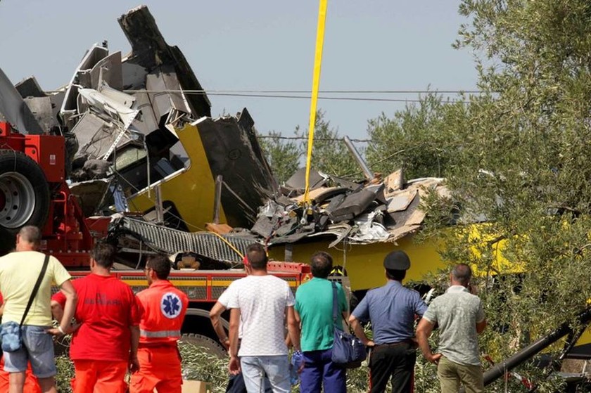 Σύγκρουση τρένων Ιταλία: Εικόνες σοκ από την τραγωδία