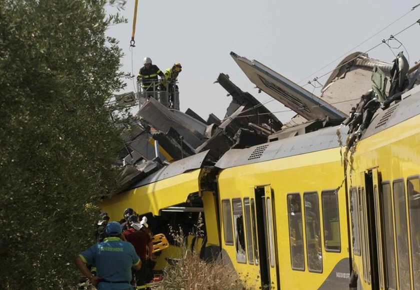 Σύγκρουση τρένων Ιταλία: Εικόνες σοκ από την τραγωδία