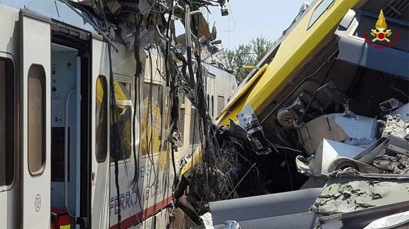 Σύγκρουση τρένων Ιταλία: Εικόνες φρίκης, μάνα και κόρη σκοτώθηκαν αγκαλιασμένες (photos+video)