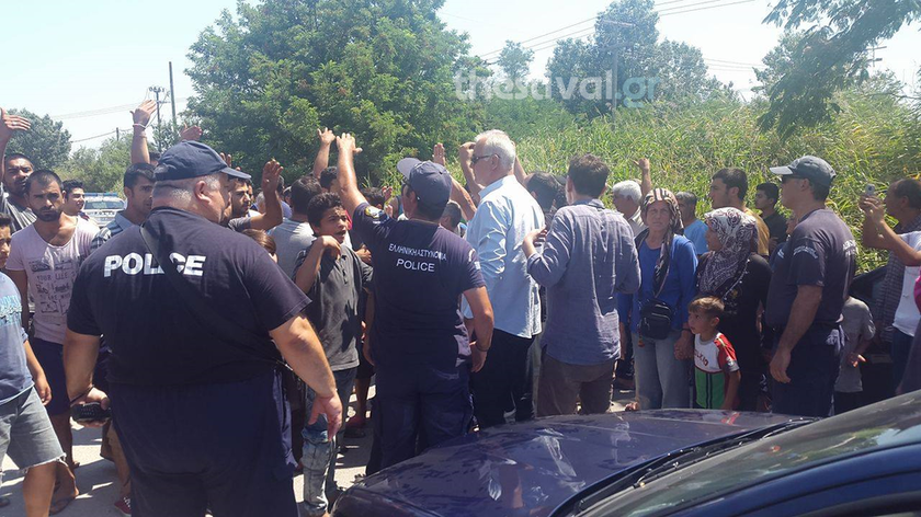 Σίνδος: Ένταση κατά την επίσκεψη της Ράνιας Αντωνοπούλου στο κέντρο φιλοξενίας (pics&vids)