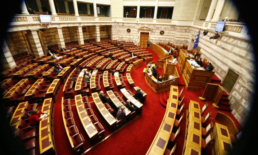 Βουλή: Ψηφίσθηκαν κατά πλειοψηφία αλλά χωρίς τους 200 τα άρθρα του νέου εκλογικού νόμου