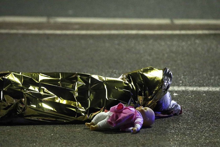 Συναγερμός στη Γαλλία: Νταλίκα εμβόλισε πλήθος στη Νίκαια - Τουλάχιστον 50 νεκροί