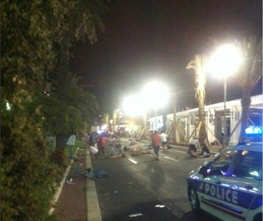 Νίκαια: Συγκλονιστικά ντοκουμέντα από τη στιγμή που το φορτηγό πέφτει πάνω στο πλήθος (pics&vids)