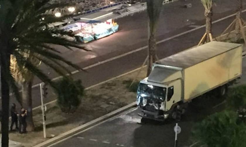 Νέα σοκαριστικά βίντεο από το μακελειό στη Γαλλία: Το φορτηγό αφήνει πίσω του πτώματα και αίμα