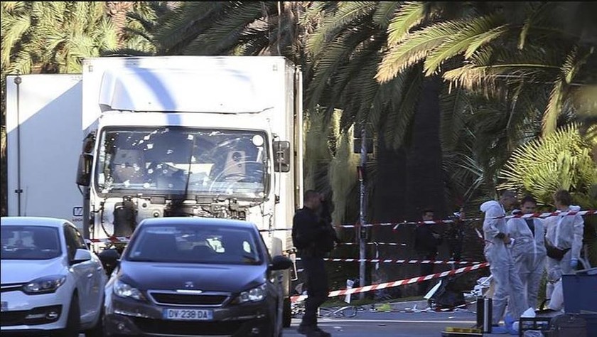 Επίθεση Γαλλία: Αυτό είναι το φορτηγό που σκόρπισε τον θάνατο στη Νίκαια (pics)
