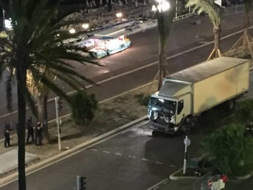 Επίθεση Γαλλία: Αυτό είναι το φορτηγό που σκόρπισε τον θάνατο στη Νίκαια (pics)
