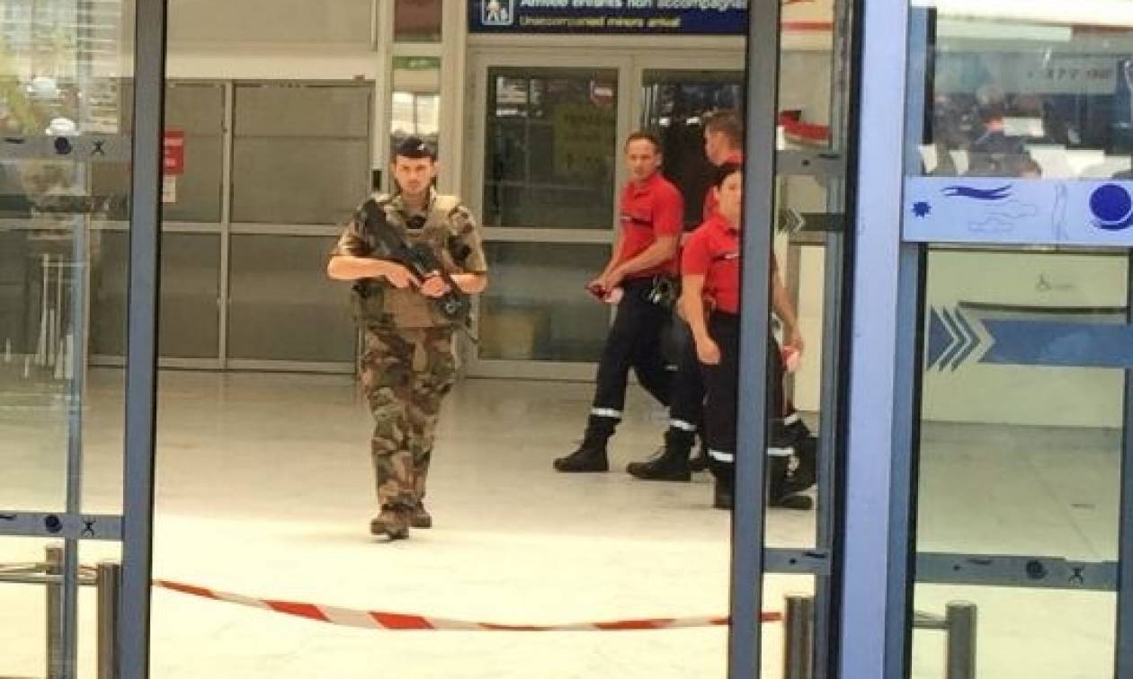 Εκκενώθηκε το αεροδρόμιο της Νίκαιας - Εντοπίστηκε «ύποπτη» βαλίτσα (pics+vid)