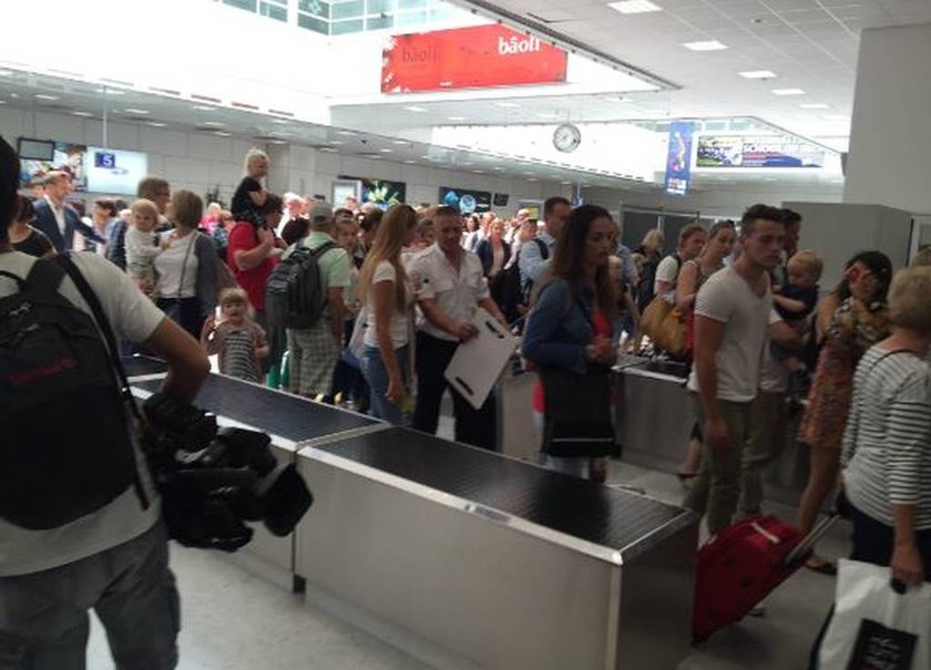 Εκκενώθηκε το αεροδρόμιο της Νίκαιας - Εντοπίστηκε «ύποπτη» βαλίτσα (pics+vid)