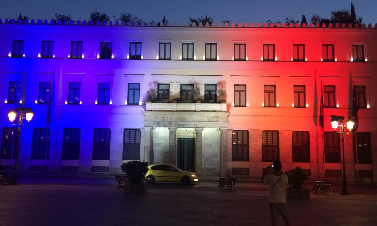 Στα χρώματα της γαλλικής σημαίας το δημαρχείο της Αθήνας (photos&video)