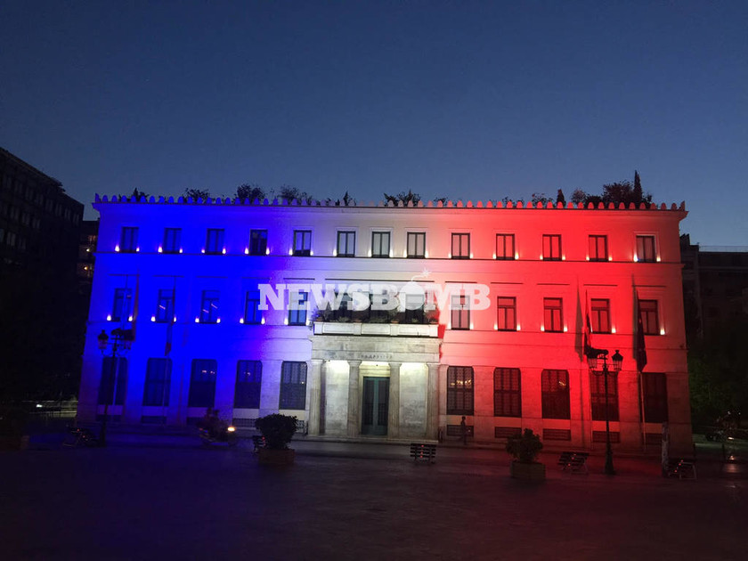 Στα χρώματα της γαλλικής σημαίας το δημαρχείο της Αθήνας