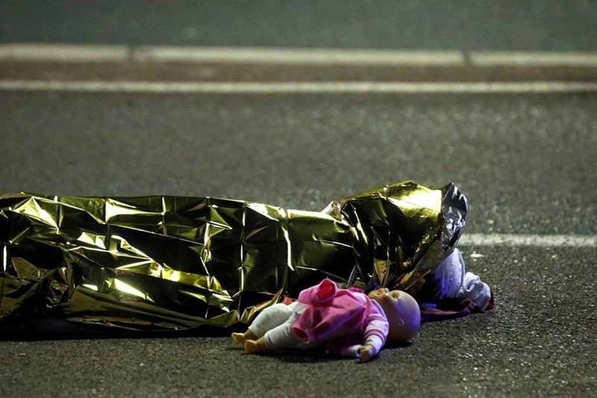 Επίθεση Γαλλία: Τα συγκλονιστικά «κλικ» του μακελειού - Τρόμος και χάος στη Νίκαια (pics)