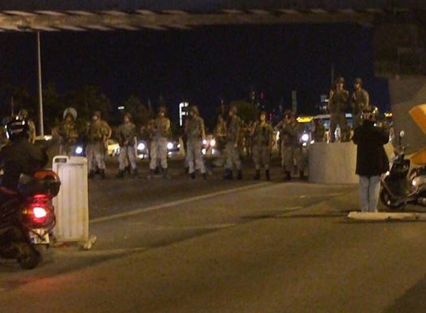 Πραξικόπημα στην Τουρκία: Στρατός και τανκς στους δρόμους (pics+vids)
