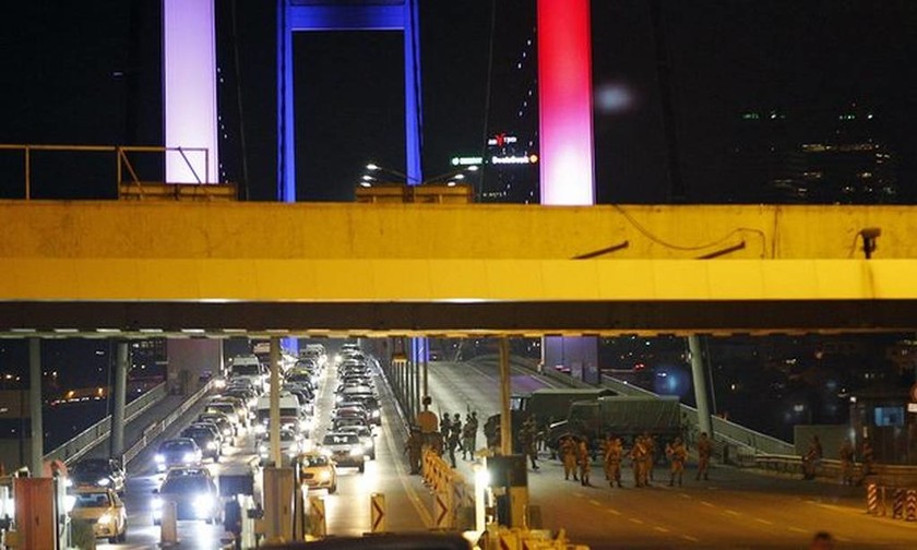 Πραξικόπημα στην Τουρκία: Στρατός και τανκς στους δρόμους (pics+vids)